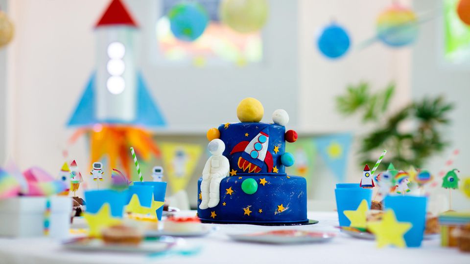 Kindergeburtstag Mitgebsel: Gedeckter Geburtstagstisch mit Astronauten-Torte