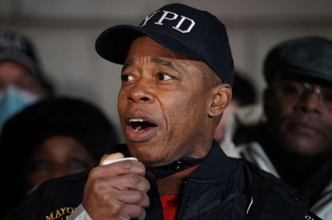 New Yorks Bürgermeister Eric Adams spricht nach einem Polizeieinsatz in Harlem