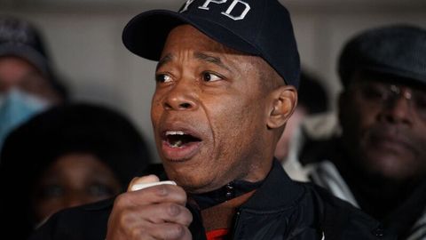 New Yorks Bürgermeister Eric Adams spricht nach einem Polizeieinsatz in Harlem