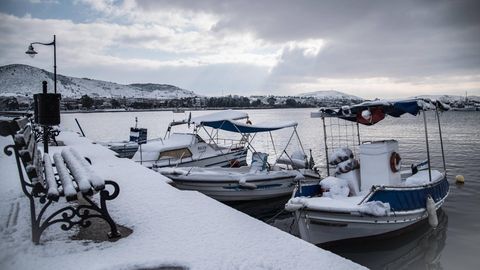 Fischerboote an einem eingeschneiten Ufer
