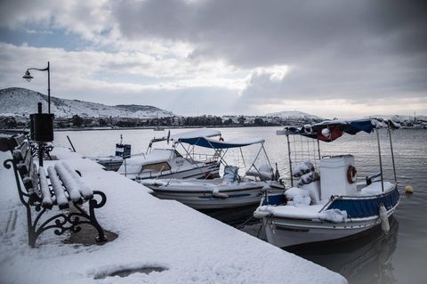 Fischerboote an einem eingeschneiten Ufer