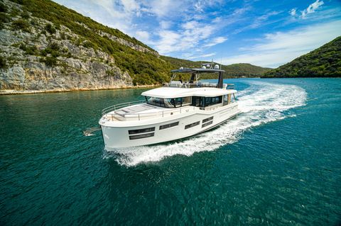 Verdrängerklasse: Hier geht der "European Powerboat of the Year"-Award 2022 an die Beneteau Grand Trawler 62. "Die Grand Trawler 62 steckt voller neuer Ideen für zukünftige Tourenboote und hat das Zeug zum Trendsetter in dieser Klasse. Darüber hinaus überzeugt sie durch Fahreigenschaften, Reichweite und eine gute Verarbeitung. Die Grand Trawler 62 zeigt nicht nur durch ihre Flybridge im XXL-Format echte Größe," so die Jury. Der Preis: ca. 1.65 Millionen Euro.