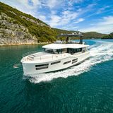 Verdrängerklasse: Hier geht der "European Powerboat of the Year"-Award 2022 an die Beneteau Grand Trawler 62. "Die Grand Trawler 62 steckt voller neuer Ideen für zukünftige Tourenboote und hat das Zeug zum Trendsetter in dieser Klasse. Darüber hinaus überzeugt sie durch Fahreigenschaften, Reichweite und eine gute Verarbeitung. Die Grand Trawler 62 zeigt nicht nur durch ihre Flybridge im XXL-Format echte Größe," so die Jury. Der Preis: ca. 1.65 Millionen Euro.