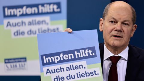 Impfpflicht-Debatte: Bundeskanzler Olaf Scholz präsentiert ein Plakat für eine neue Impfkampagne