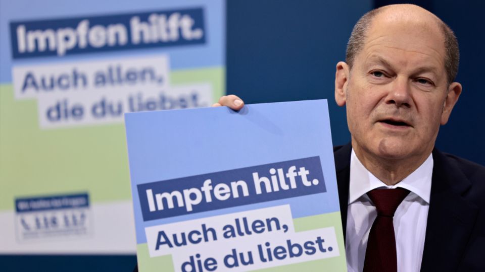 Impfpflicht-Debatte: Bundeskanzler Olaf Scholz präsentiert ein Plakat für eine neue Impfkampagne