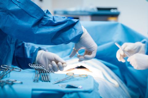Ein Patient bekommt ein Spenderherz. Weil er sich nicht gegen Corona impfen ließ, erhält ein US-Patient nun kein Transplantat.