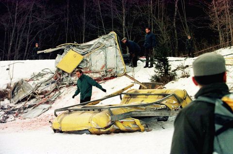 Polizeibeamte inspizieren zwei Tage nach dem Unfall die Unglücksstelle in Cavalese
