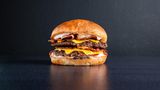 Hamburger  Geht man vom Namen aus, kann der Hamburger nur aus der Hansestadt stammen. Und tatsächlich führt zumindest eine Geschichte in die Stadt an der Elbe: Das Rundstück warm, ein mit einer Scheibe Braten und Bratensauce belegtes Weizenbrötchen ("Rundstück") gehört hier zum traditionellen Imbiss. Eine andere Variante gibt es mit einer Hackfleischfrikadelle und Eigelb. Mit den Einwanderern soll der Snack in die USA gekommen und dort nach seinem Geburtsort benannt worden sein.  Eine andere Version lautet, dass der Hamburger von den Menches Brothers in der amerikanischen Stadt Hamburg im US-Bundesstaat New York erfunden wurde. Die hatten auf einem Jahrmarkt einen Imbissstand. Als ihnen das Schweinefleisch ausging, experimentierten sie mit Rindfleisch und nannten ihre Kreation nach seinem Geburtsort. Diese Theorie wird vom Staat New York offiziell mit dem Slogan "New York's Gift to World Cuisine, The Hamburger" verbreitet. Die Geschichte wird aber stark angezweifelt.  Unbestritten aber ist, dass der Hamburger seinen Siegeszug 1948 in einem Schnellrestaurant ins Los Angeles begann. Die Grundlage war die Systemgastronomie von McDonald's, die den Hamburger zu ihrem Kernprodukt machte. So wurde der Hamburger zu einem international konsumierten Imbiss.