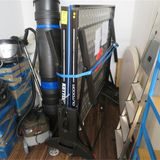 In der Rumpelecke versteckt sich eine zusammengeklappte Tischtennisplatte.