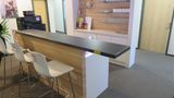Kaffeetheke mit Geschirrspüler und Kühlschrank. Mindestpreis 800 Euro.