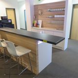 Kaffeetheke mit Geschirrspüler und Kühlschrank. Mindestpreis 800 Euro.