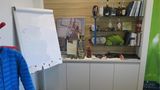 Büroausstattung mit Flipchart. Der Alkohol im Regal ist nicht im Angebot enthalten.
