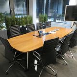 Die Versteigerung des Wirecard-Mobiliars läuft bis zum 3. Februar. Dieser schicke Besprechungstisch soll mindestens 1000 Euro einbringen.