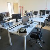 Mehr als 1000 Mitarbeiter arbeiteten bis 2020 in Aschheim bei München für Wirecard. Nun werden ihre Schreibtische, Bürostühle und Rollcontainer bei einer Online-Auktion verscherbelt.