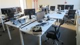 Mehr als 1000 Mitarbeiter arbeiteten bis 2020 in Aschheim bei München für Wirecard. Nun werden ihre Schreibtische, Bürostühle und Rollcontainer bei einer Online-Auktion verscherbelt.