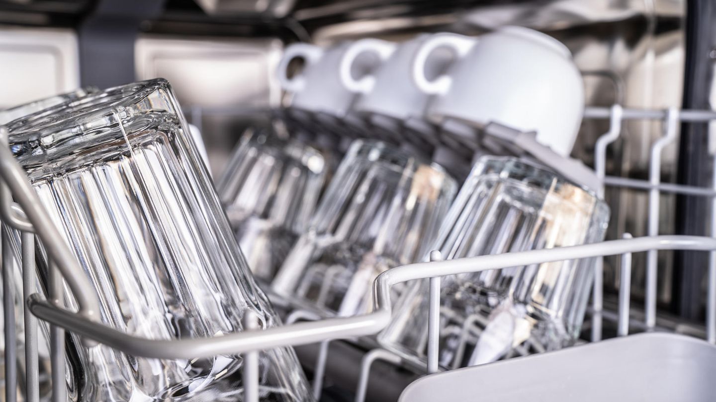 Mini-Haushaltshelfer Single-Geschirrspüler: In einem Geschirrspüler befinden sich Gläser.