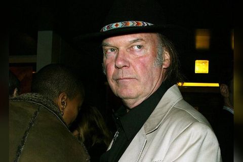 Musiker Neil Young blickt düster in die Kamera