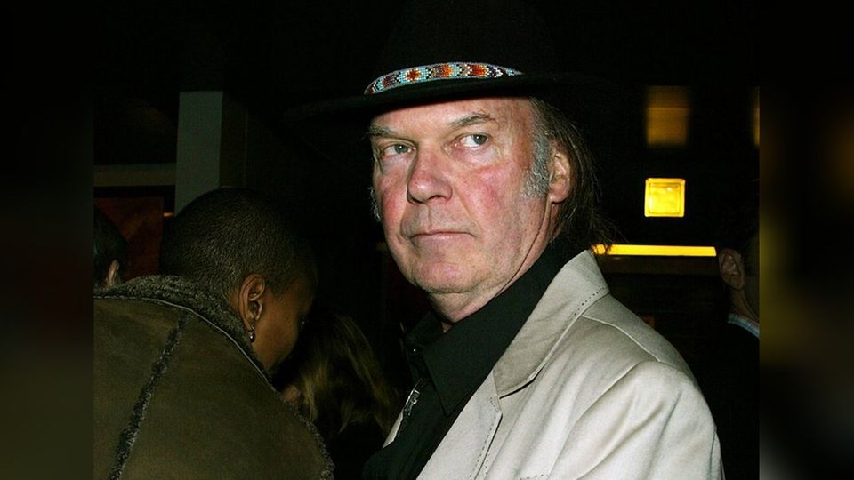 Musiker Neil Young blickt düster in die Kamera