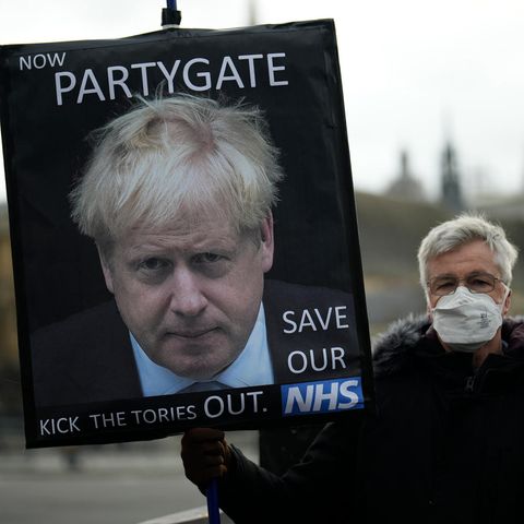 Protestor mit "Kick the Tories out" Schild