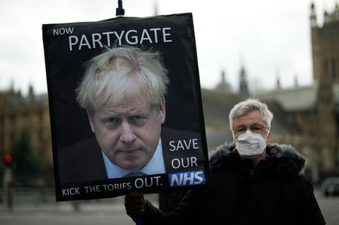 Protestor mit "Kick the Tories out" Schild