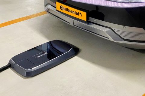 Die Bodeneinheit des Ladesystems liegt vor einem Auto