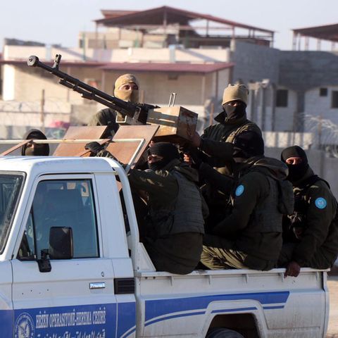 Kurdische Kämpfer patrouillieren die Stadt Hasaka auf einem Jeep