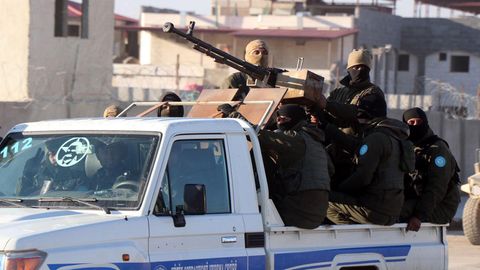Kurdische Kämpfer patrouillieren die Stadt Hasaka auf einem Jeep