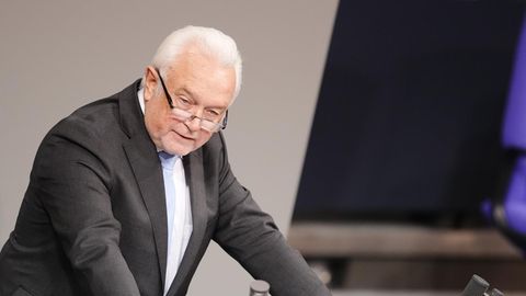 Wolfgang Kubicki, stellvertretender FDP-Parteivorsitzender und Bundesratsvizepräsident, spricht bei der Orientierungsdebatte zu einer SARS-CoV-2-Impfpflicht im Bundestag