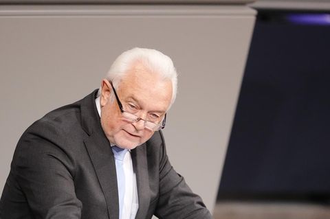 Wolfgang Kubicki, stellvertretender FDP-Parteivorsitzender und Bundesratsvizepräsident, spricht bei der Orientierungsdebatte zu einer SARS-CoV-2-Impfpflicht im Bundestag