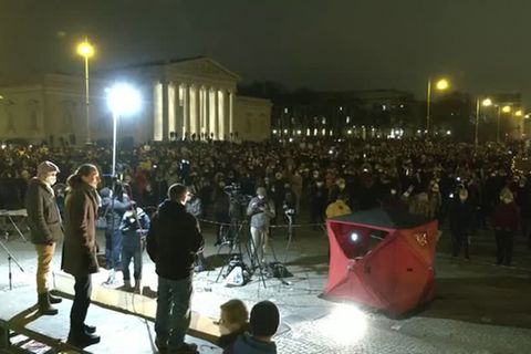 Video: Tausende protestieren in München gegen Impfpflicht