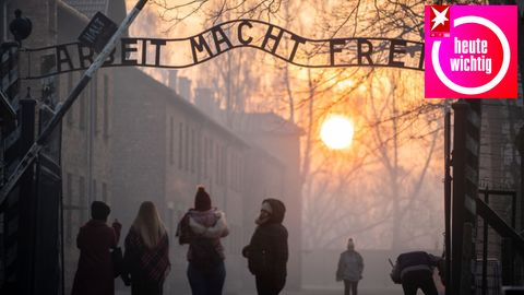 Besucher am frühen Morgen am Tor zum früheren Konzentrationslager Auschwitz (Archivbild)