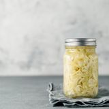 In Sauerkraut stecken Milchsäurebakterien, die zu einer artenreichen Darmflora beitragen.