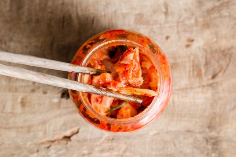 Das milchsauer vergorene Gemüse Kimchi aus der koreanischen Küche strotzt vor wertvollen Mikroorganismen.