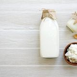 Kefir enthält Bakterien und Hefen, die sich im Darm ansiedeln können.