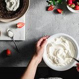 Joghurt enthält ebenfalls Milchsäurebakterien, die Teil einer gesunden Darmflora sind.