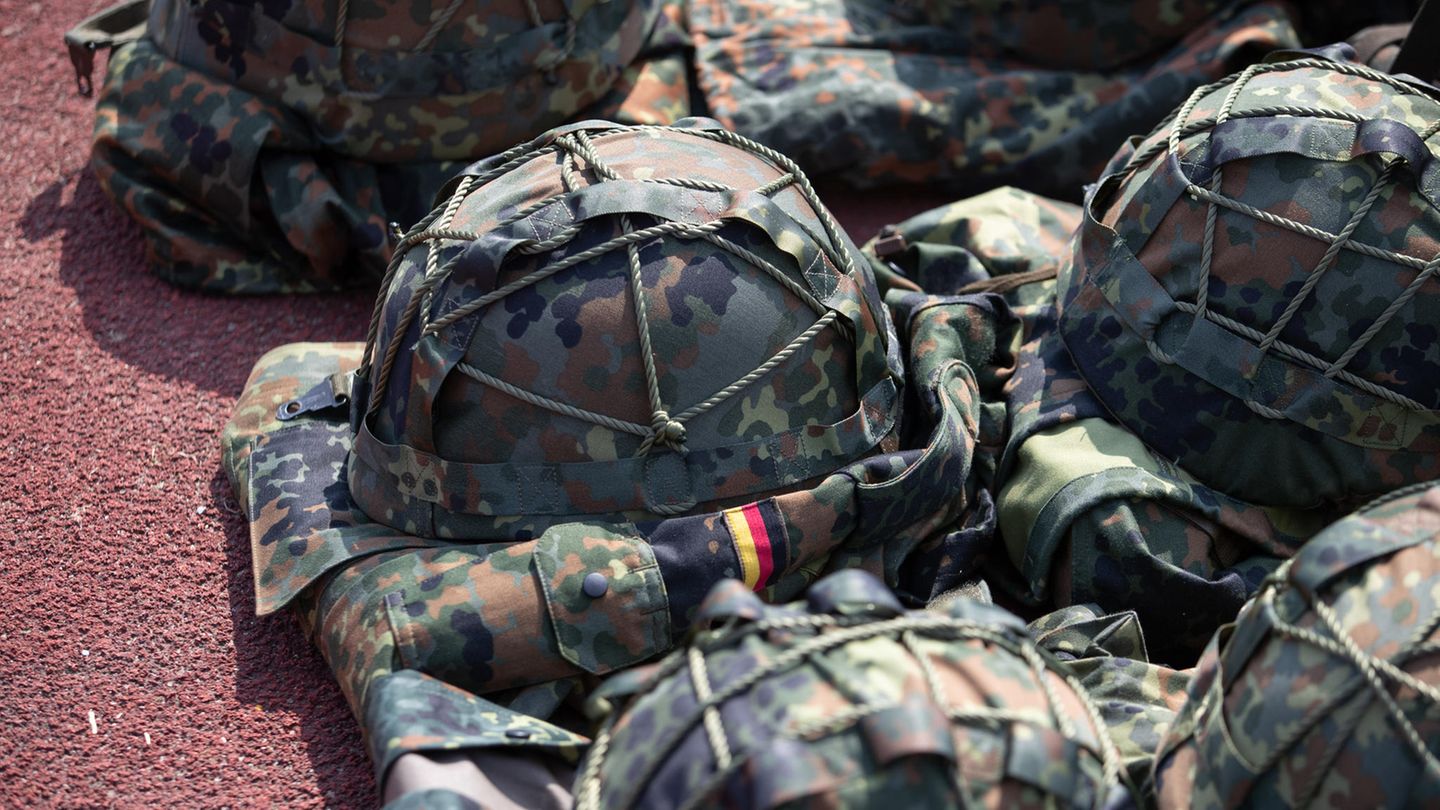 Ausrüstung für Soldaten liegt auf dem Gelände der General-Weber-Kaserne