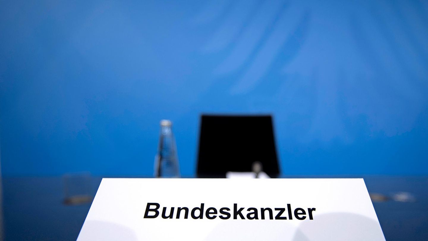 Okay, kein Mensch, aber irgendwie auch ein Gesicht der Pandemie: die blaue Wand im Informationssaal des Bundeskanzleramts. Symbol für das Warten auf die Pressekonferenzen, bei denen der Bundeskanzler und der jeweilige Sprecher der Ministerpräsidenten nach ihren Beratungen die neuen Corona-Maßnahmen verkündeten. Die "MPK"-Runde entwickelte zu so etwas wie einer Nebenregierung in der Corona-Krise. Ursprünglich gedacht war sie, um die Maßnahmen bundesweit zu vereinheitlichen. Doch stattdessen waren die Beschlüsse mitunter am Tag danach schon wieder Makulatur, man erinnere sich nur an die sogenannte "Osterruhe".