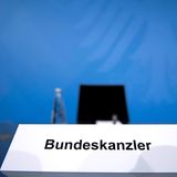 Okay, kein Mensch, aber irgendwie auch ein Gesicht der Pandemie: die blaue Wand im Informationssaal des Bundeskanzleramts. Symbol für das Warten auf die Pressekonferenzen, bei denen der Bundeskanzler und der jeweilige Sprecher der Ministerpräsidenten nach ihren Beratungen die neuen Corona-Maßnahmen verkündeten. Die "MPK"-Runde entwickelte zu so etwas wie einer Nebenregierung in der Corona-Krise. Ursprünglich gedacht war sie, um die Maßnahmen bundesweit zu vereinheitlichen. Doch stattdessen waren die Beschlüsse mitunter am Tag danach schon wieder Makulatur, man erinnere sich nur an die sogenannte "Osterruhe".