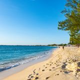 Noch ein Inselstaat hat es in die Top 5 der interantionalen Corona-Impfquoten geschafft: die Cayman Islands. Hier liegt die Quote der doppelt gegen Corona geimpften bei 88,6 Prozent.