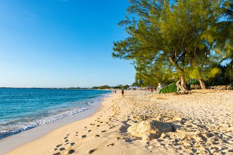 Noch ein Inselstaat hat es in die Top 5 der interantionalen Corona-Impfquoten geschafft: die Cayman Islands. Hier liegt die Quote der doppelt gegen Corona geimpften bei 88,6 Prozent.