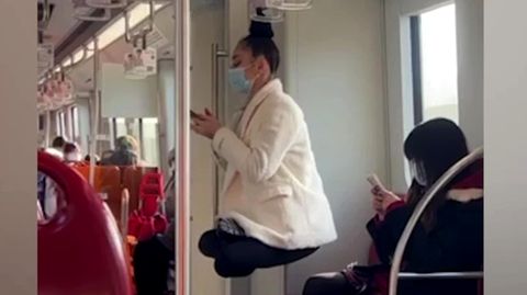 Frau scheint in der Luft zu schweben: Artistin hängt an Zopf in der U-Bahn