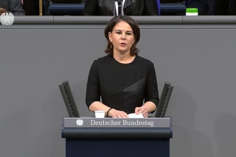 Ukraine-Krise: Baerbock im Bundestag: Auch Nordstream 2 Teil des Sanktionspakets gegen Russland