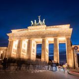 In der blauen Stunde fotografieren sich Touristen vor dem Brandenburger Tor in Berlin