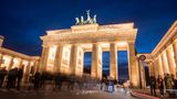 In der blauen Stunde fotografieren sich Touristen vor dem Brandenburger Tor in Berlin
