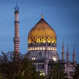Salem Aleikum an der Elbe: Zigarettenfabrik Yendize  Der weithin sichtbare Industriebau gilt als eines der Wahrzeichen von Dresden und ist ein Stahlbetonbau aus dem Jahre 1909 mit farbig verglaster Kuppel. Der Schornstein der "Tabakmoschee" ist als Minarett getarnt. Nach der Renovierung in den 1990er Jahren dient die ehemalige Fabrik vor allem als Bürogebäude.