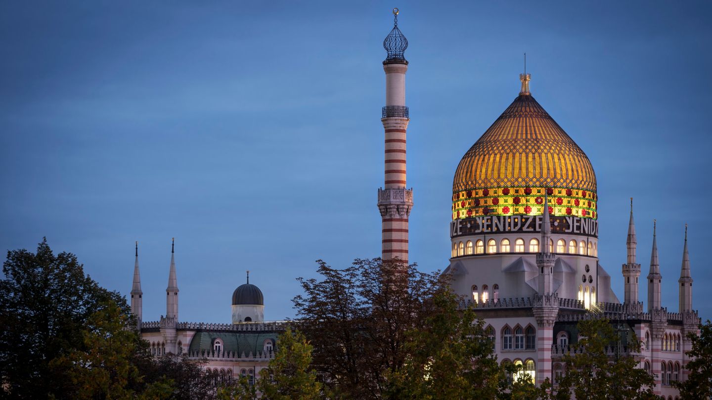Salem Aleikum an der Elbe: Zigarettenfabrik Yendize  Der weithin sichtbare Industriebau gilt als eines der Wahrzeichen von Dresden und ist ein Stahlbetonbau aus dem Jahre 1909 mit farbig verglaster Kuppel. Der Schornstein der "Tabakmoschee" ist als Minarett getarnt. Nach der Renovierung in den 1990er Jahren dient die ehemalige Fabrik vor allem als Bürogebäude.