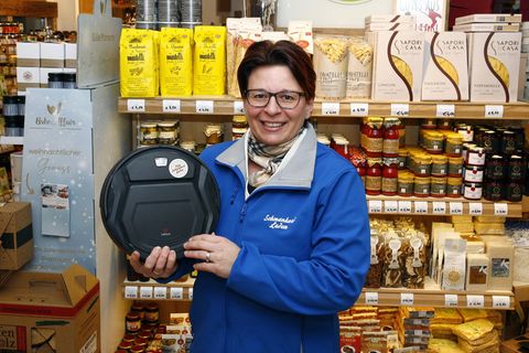 Besitzerin Ingrid Pruckner und ihr Saugroboter Fluffy