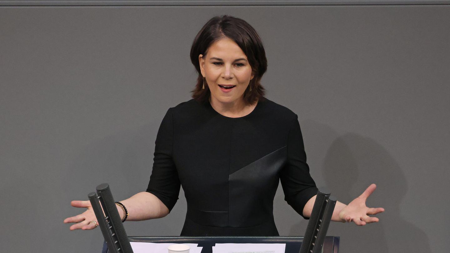 Außenministerin Annalena Baerbock am Rednerpult im Bundestag