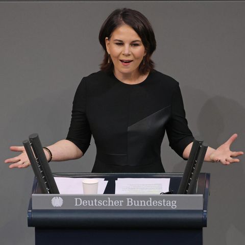 Außenministerin Annalena Baerbock am Rednerpult im Bundestag