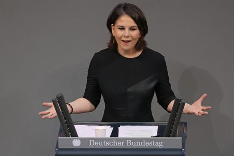 Außenministerin Annalena Baerbock am Rednerpult im Bundestag